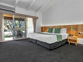 Quarto premium, 1 cama de casal, vista para o campo de golfe | Camas com colchões pillow-top, ferros/tábuas de passar roupa