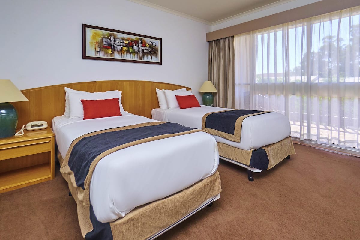 Deluxe Room, 1 Queen Bed | Pillow-top beds, iron/ironing board, cots/infant beds, rollaway beds