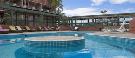 Piscine extérieure, chaises longues