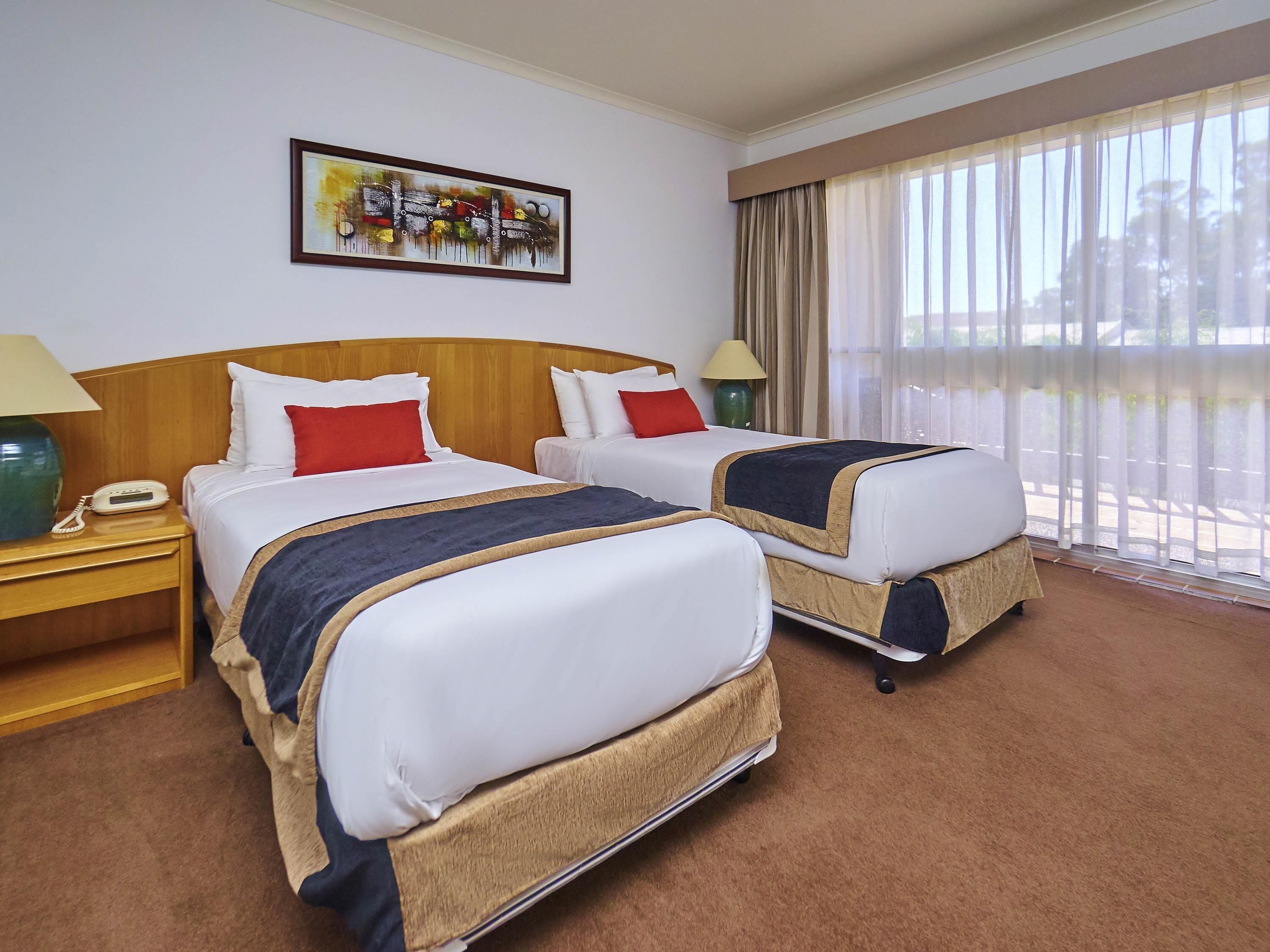 Deluxe Room, 1 Queen Bed | Pillowtop beds, iron/ironing board, cribs/infant beds, rollaway beds