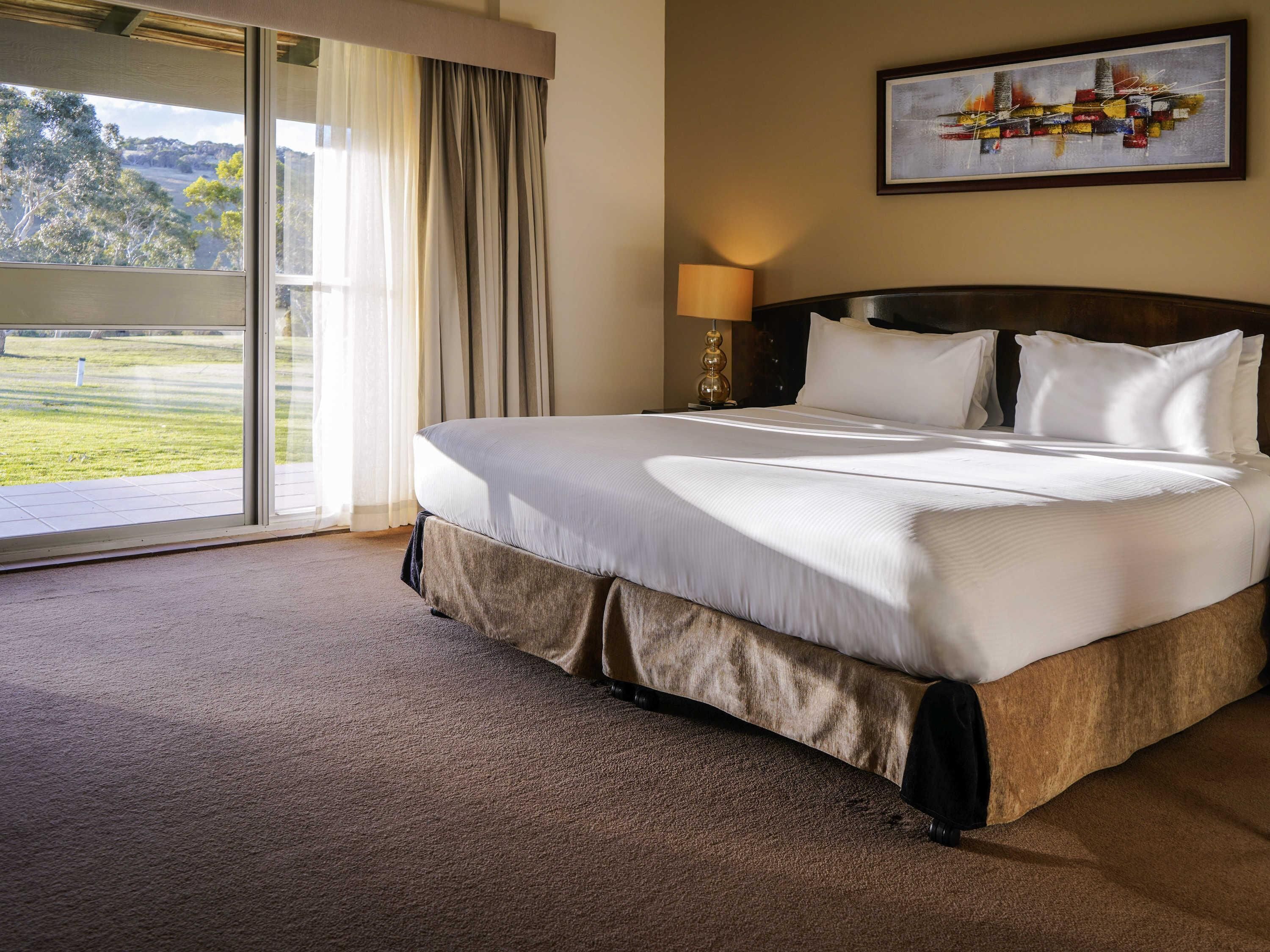 Surmatelas, fer et planche à repasser, lits bébé (en supplément)