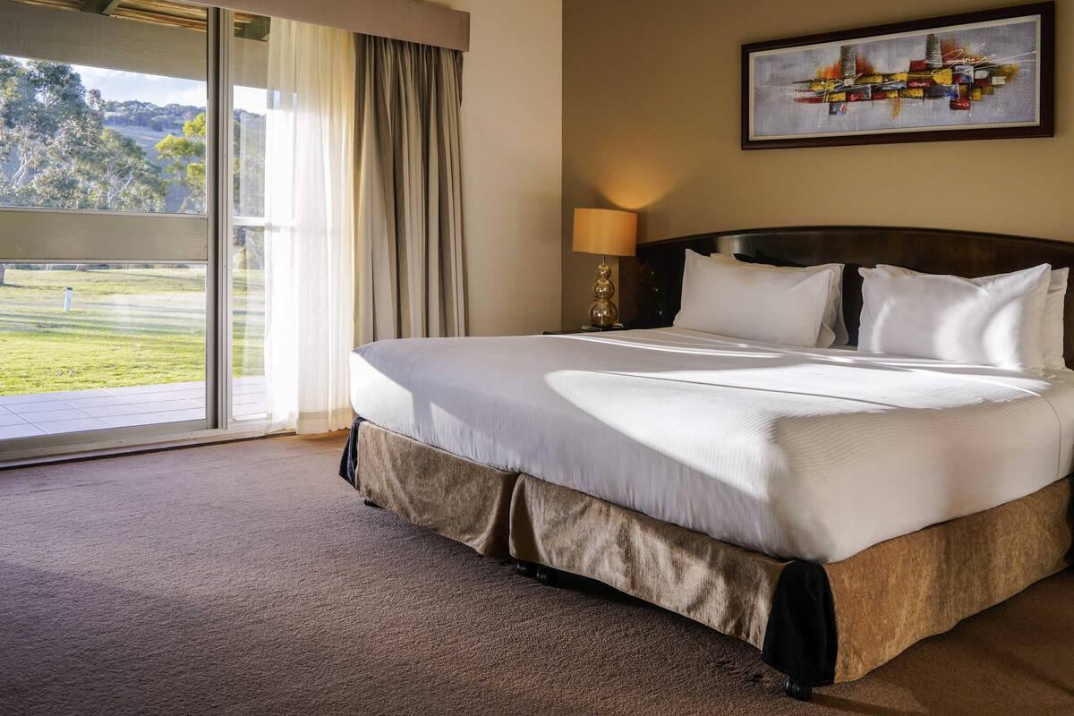 Surmatelas, fer et planche à repasser, lits bébé (en supplément)