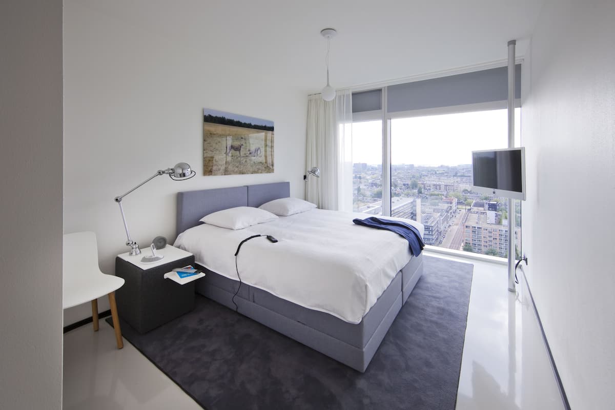Hypo-allergenic bedding, in-room safe, laptop workspace