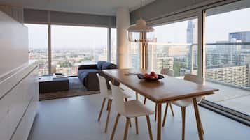 Studio, Corner | In-room dining