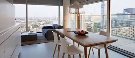 Studio, Eckzimmer | Essbereich im Zimmer