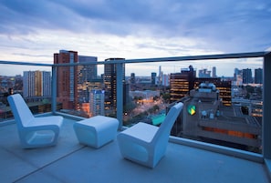 Hypo-allergenic bedding, in-room safe, laptop workspace, blackout drapes