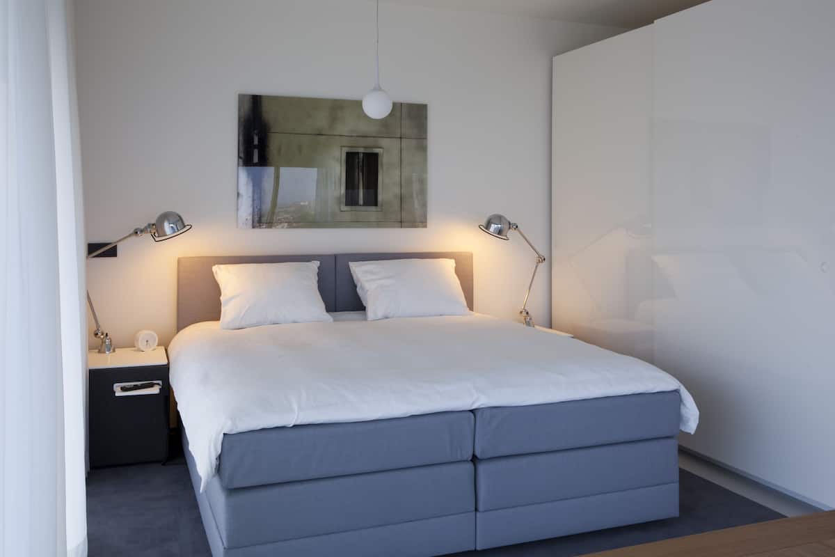 Hypo-allergenic bedding, in-room safe, laptop workspace