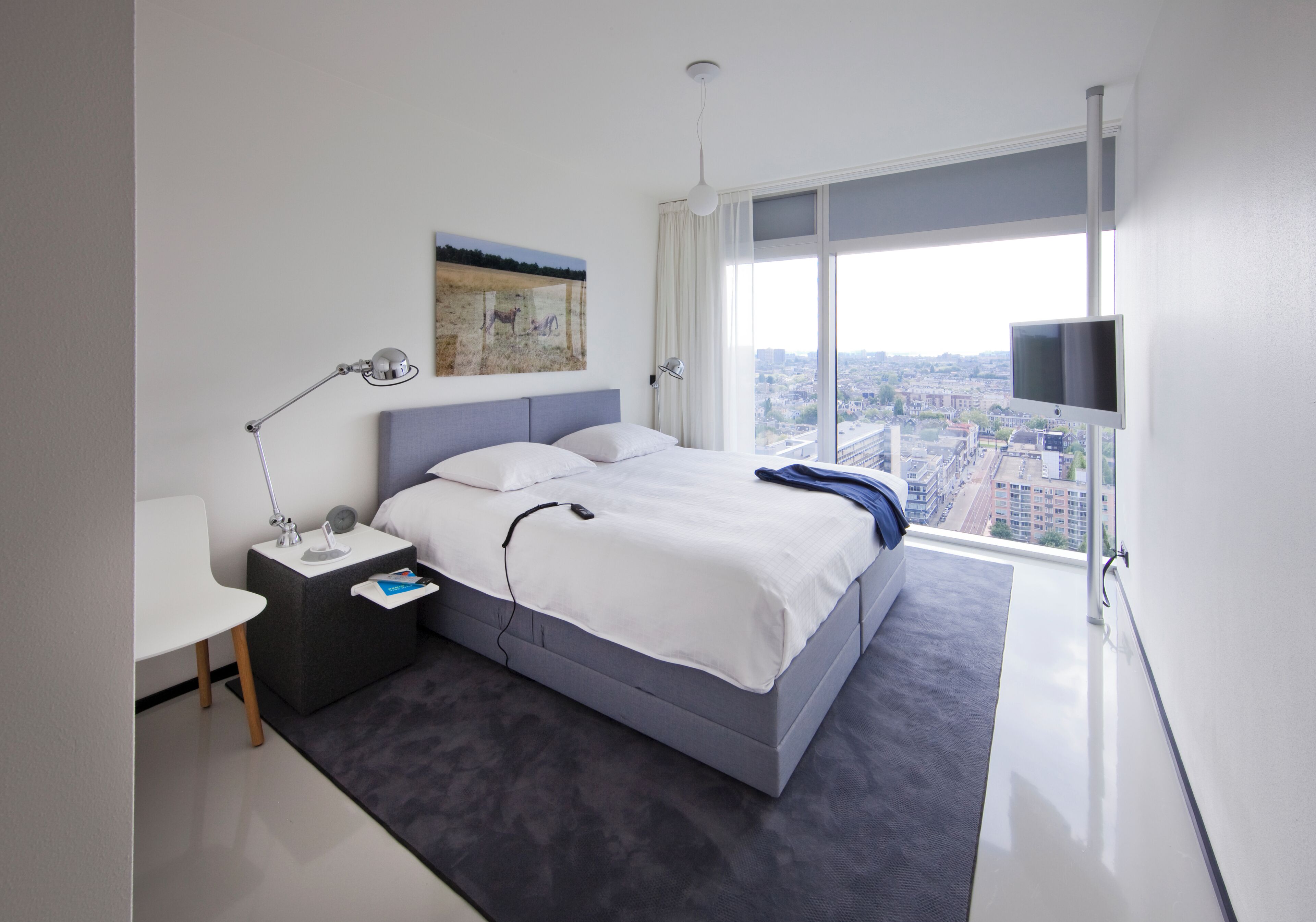 Large Apartment | Roupas de cama antialérgicas, cofres nos quartos