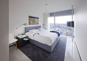 Large Apartment | Biancheria da letto ipoallergenica, cassaforte in camera