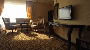 Een minibar, een kluis op de kamer, gratis wifi