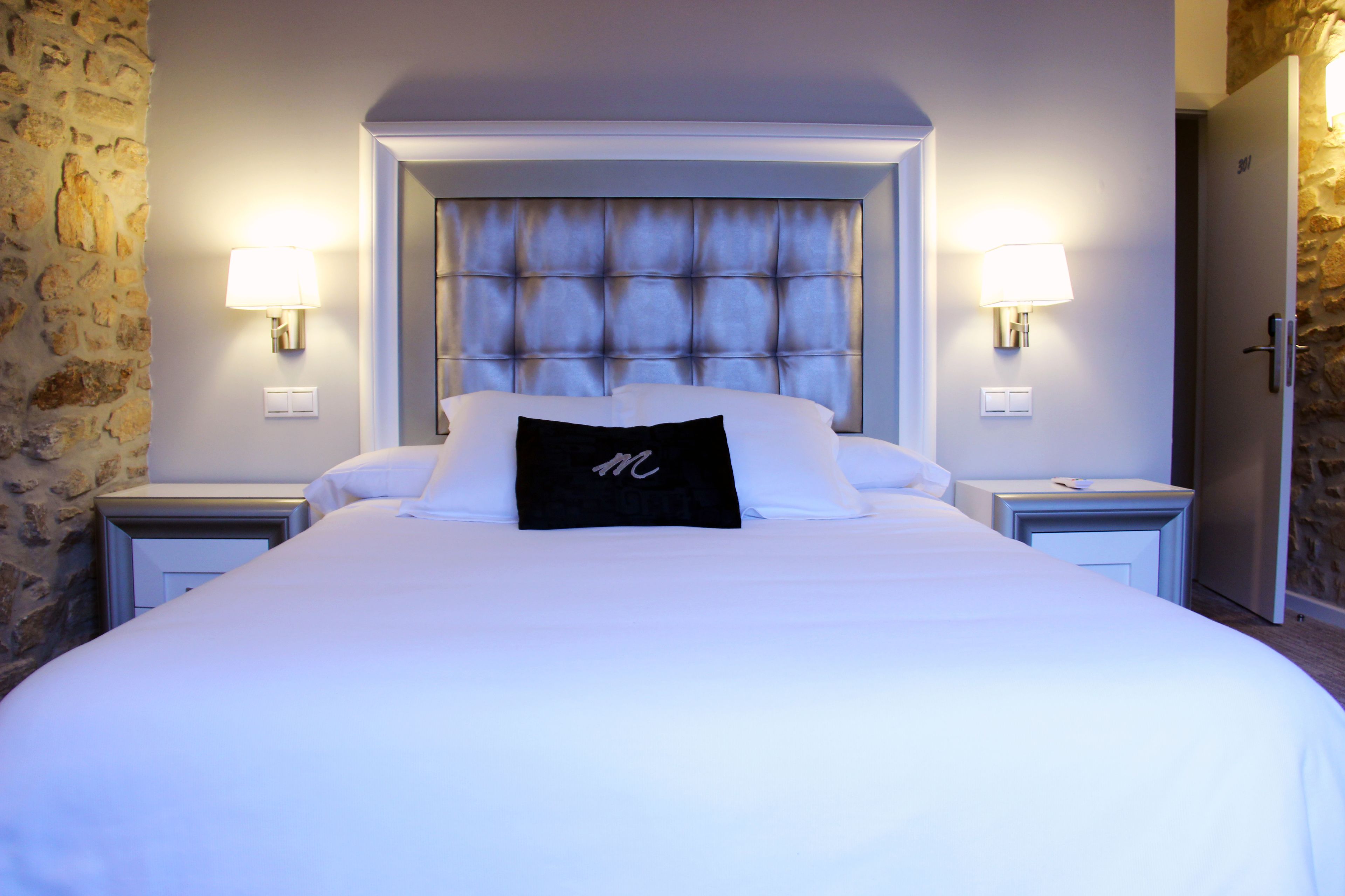 高级双人房 | 加厚床垫、特色装修、特色家居、办公桌