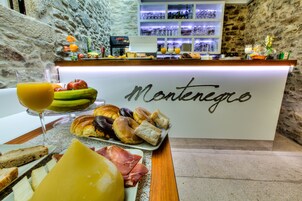 Un bufé de desayuno con diferentes opciones de comida y un letrero que dice "Montenegro".