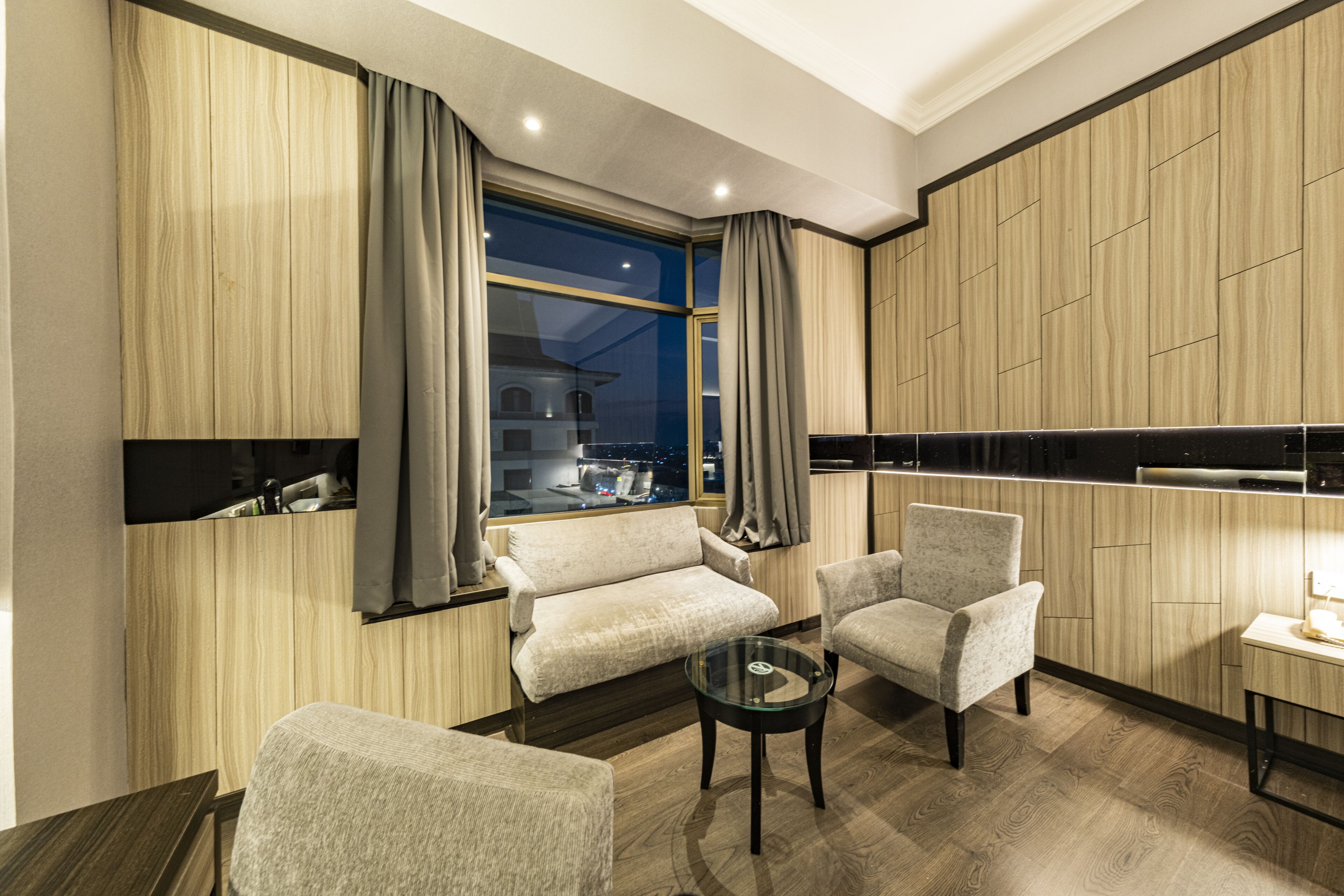 Grand Deluxe Room | 迷你吧、客房内保险箱、办公桌、笔记本电脑工作区