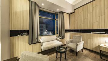 Grand Deluxe Room | 迷你吧、客房内保险箱、办公桌、笔记本电脑工作区