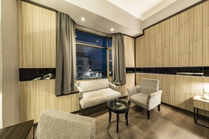 Grand Deluxe Room | Minibar, safe på rommet, skrivebord og skrivebord for bærbar PC