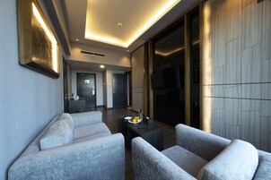 Grand Executive Suite | 起居区 | 32-英寸液晶电视 （配备卫星频道）、电视