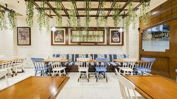 3 restaurants; lunch and dinner served