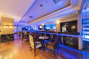3 ห้องอาหาร, บริการอาหารกลางวันและอาหารเย็น
