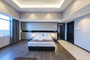 Minibar, coffres-forts dans les chambres, bureau