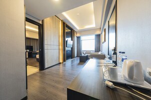 Grand Executive Suite | 起居区 | 32-英寸液晶电视 （配备卫星频道）、电视