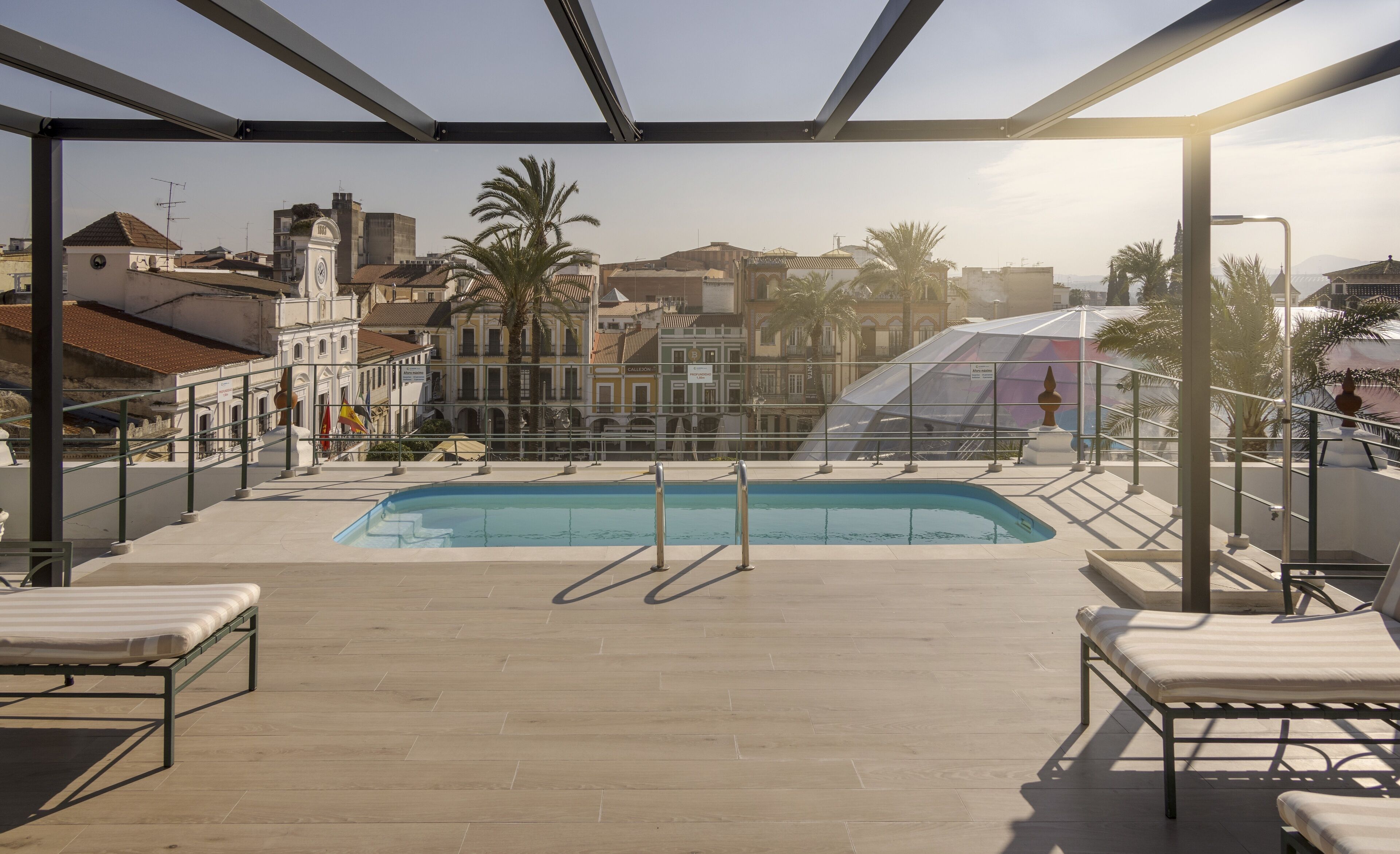 Piscina externa sazonal, espreguiçadeiras