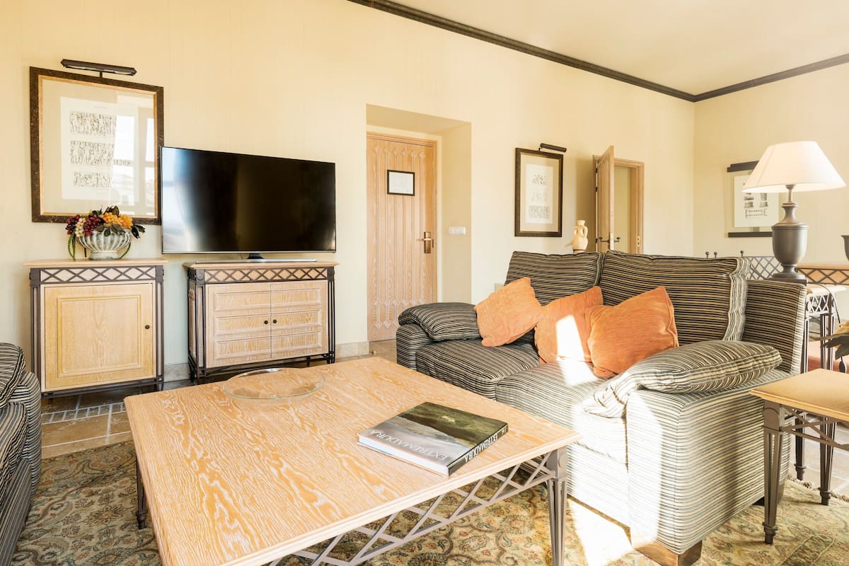 Junior Studio Suite | Minibar, in-room safe, desk, soundproofing