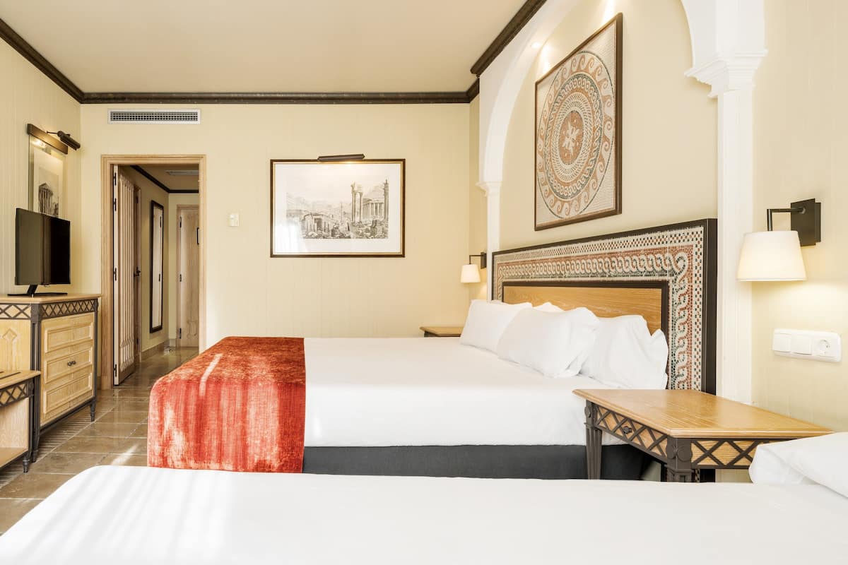 triple room | 1 bedroom, minibar, in-room safe, desk