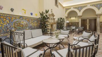 Coin salon dans le hall