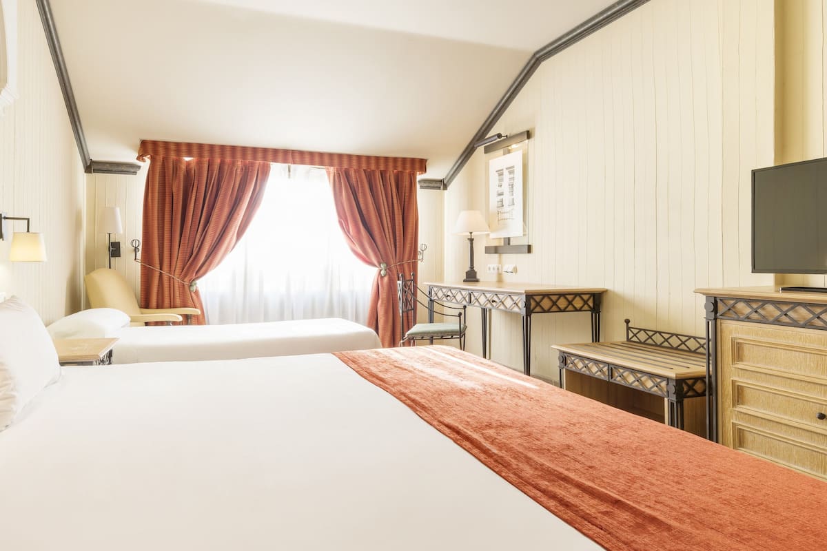 Triple Room | Minibar, in-room safe, desk, soundproofing
