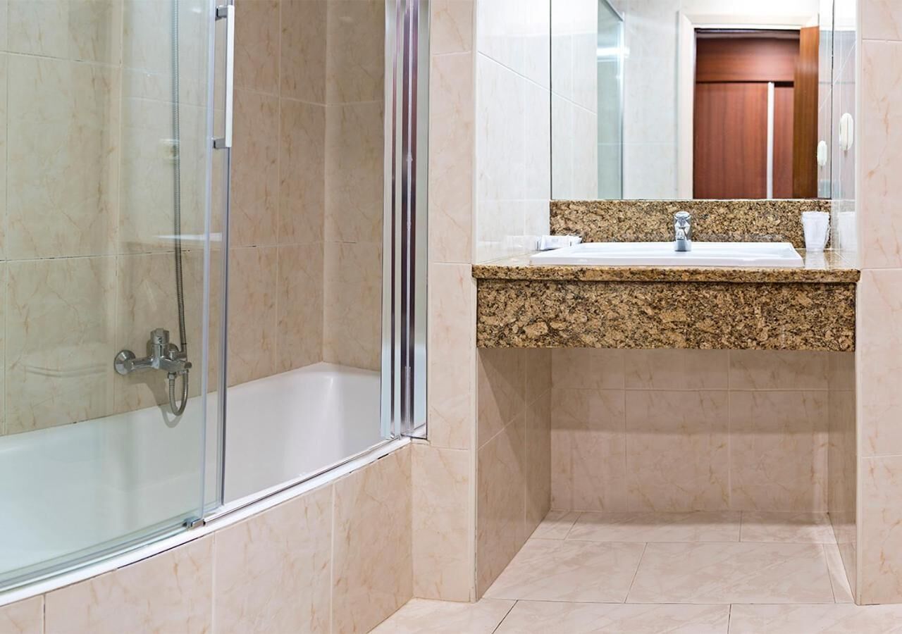 shower, free toiletries, bidet, towels