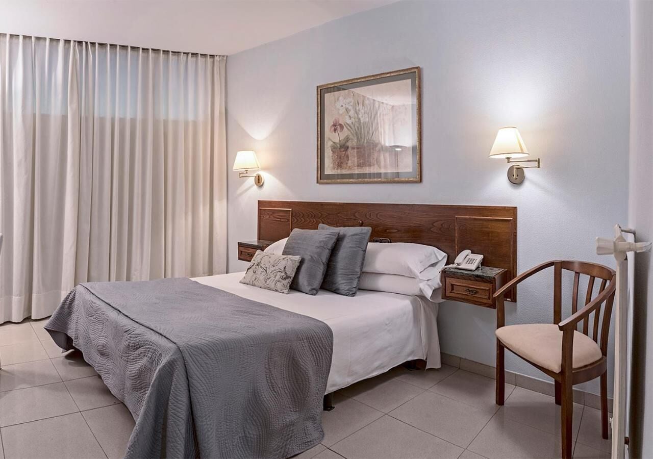 Coffres-forts dans les chambres, bureau, rideaux occultants