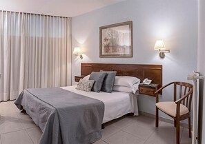 Een kluis op de kamer, een bureau, verduisterende gordijnen, gratis wifi