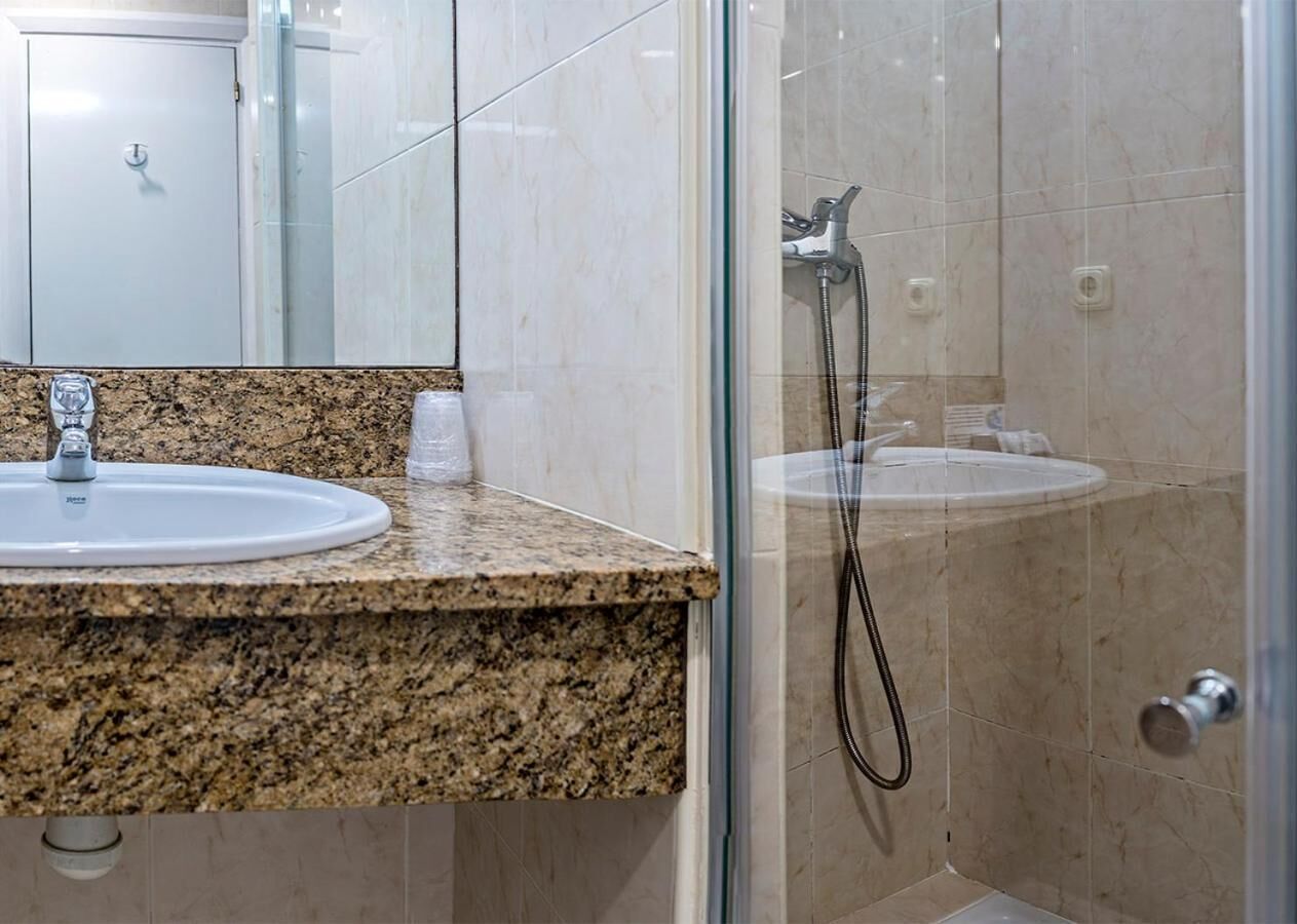 shower, free toiletries, bidet, towels