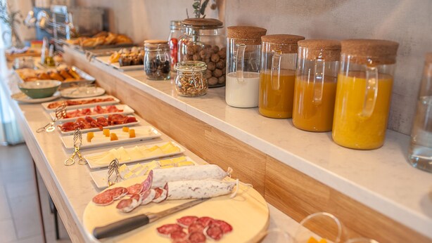 Un buffet con diversi cibi e condimenti.