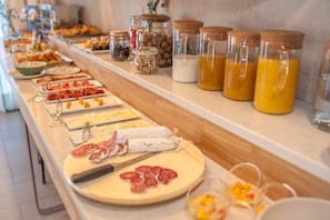 A buffet with various food items and condiments. - Apartahotel & Spa Jacetania (Jaca)