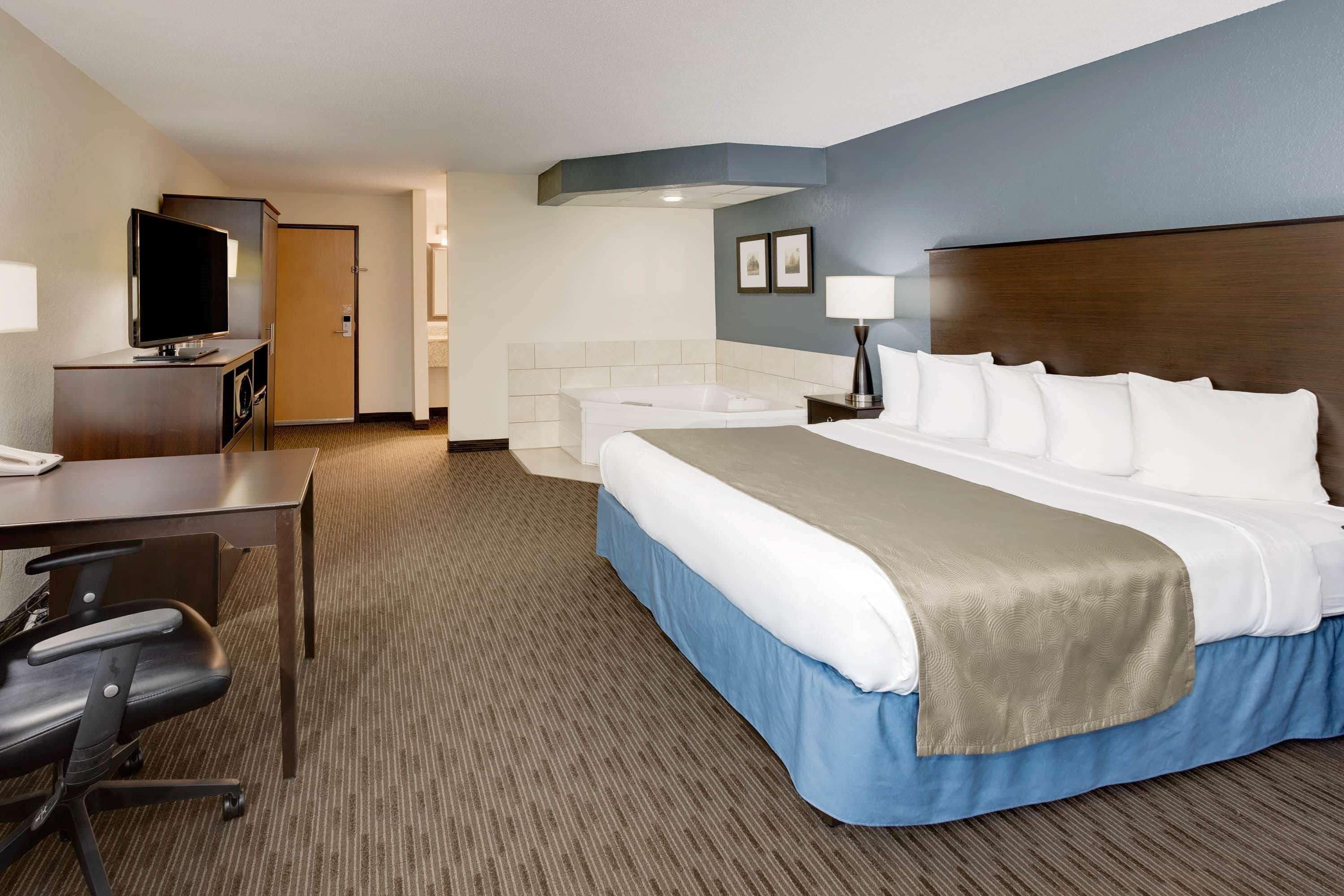 studio suite, 1 king bed, non smoking | pillow-top beds, in-room safe, desk, blackout curtains