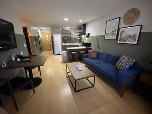 Suite, 2 habitaciones | Zona de estar | Televisión de 47 pulgadas con canales por cable