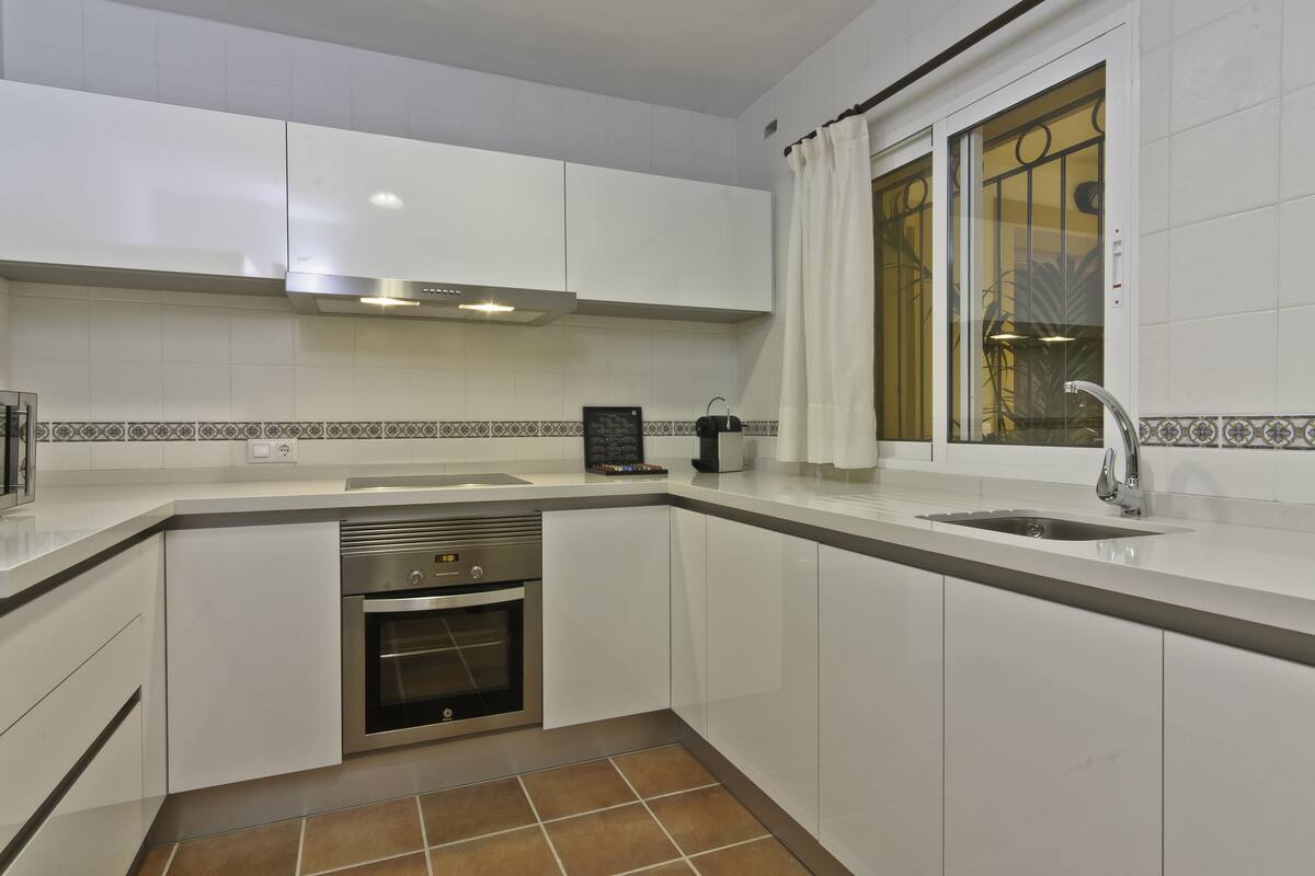 full-sized fridge, microwave, oven, stovetop