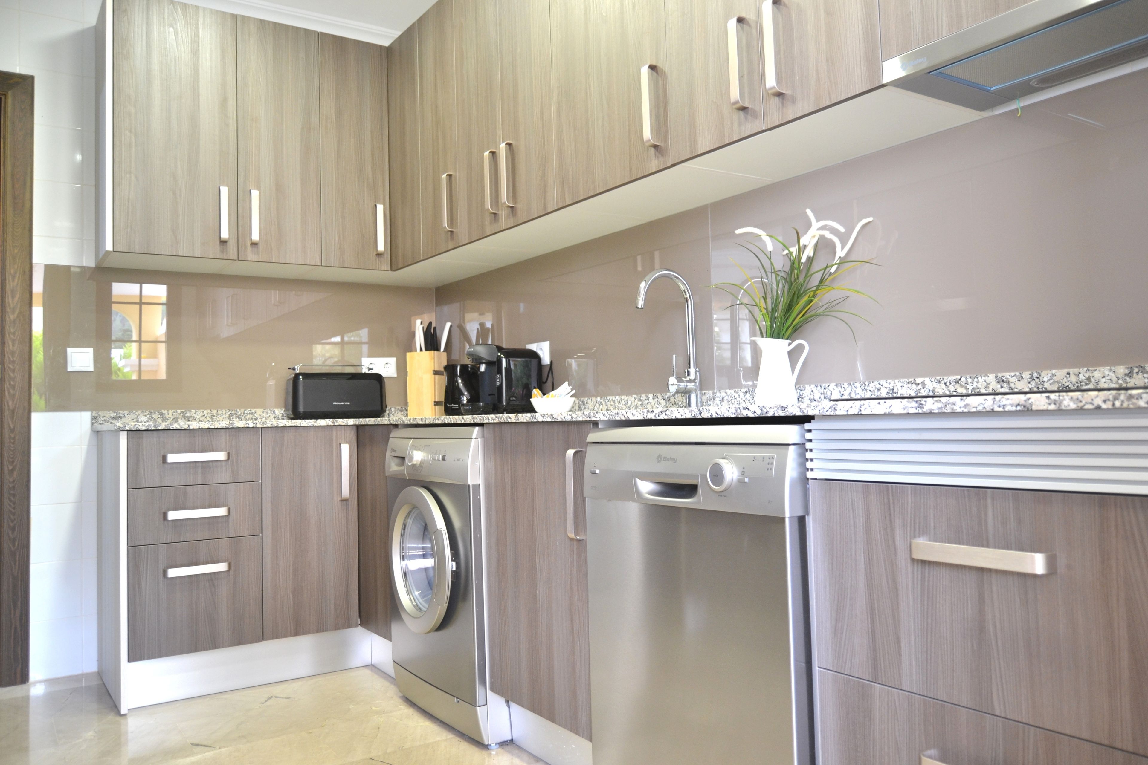 0b | private kitchen | full-sized fridge, microwave, oven, stovetop