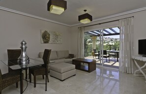 Luksusleilighet, 2 soverom | Oppholdsrom | Flatskjerm-TV