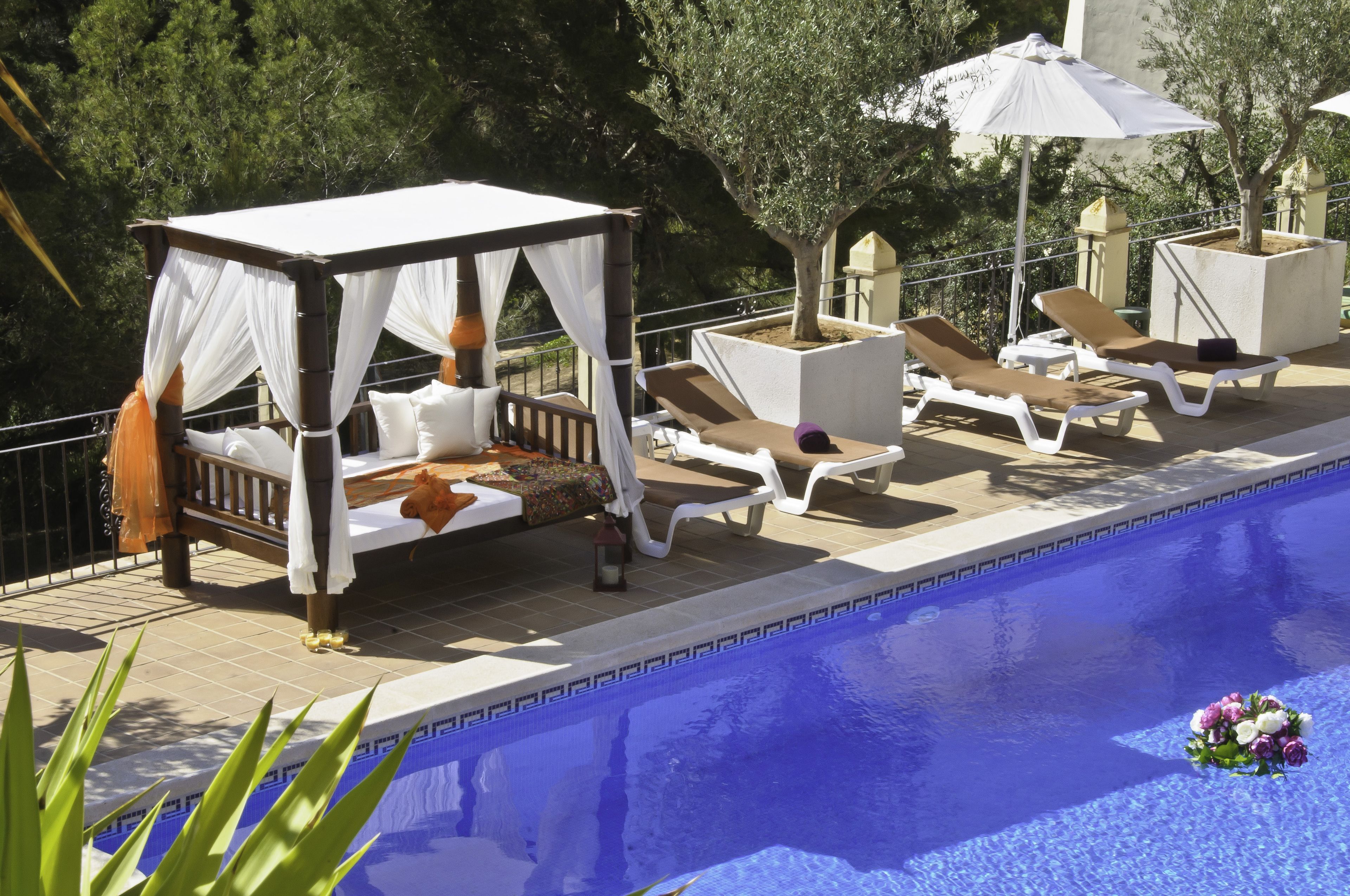 outdoor pool, pool loungers