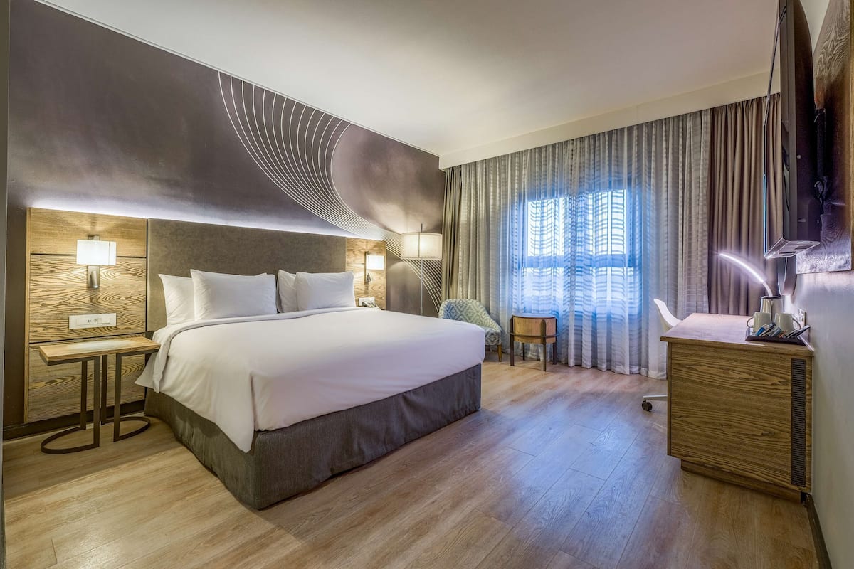 1 Schlafzimmer, hochwertige Bettwaren, Zimmersafe, Schreibtisch