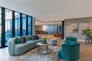 Salas de tratamiento para parejas, un sauna, una bañera de hidromasaje