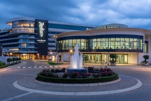 Exterior - Radisson Hotel and Convention Centre OR Tambo Airport (Kempton Park)