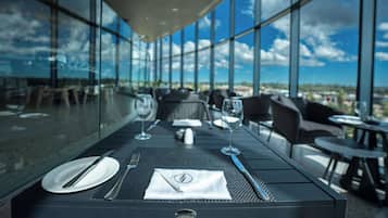 3 restaurants; breakfast, lunch, dinner, and brunch served