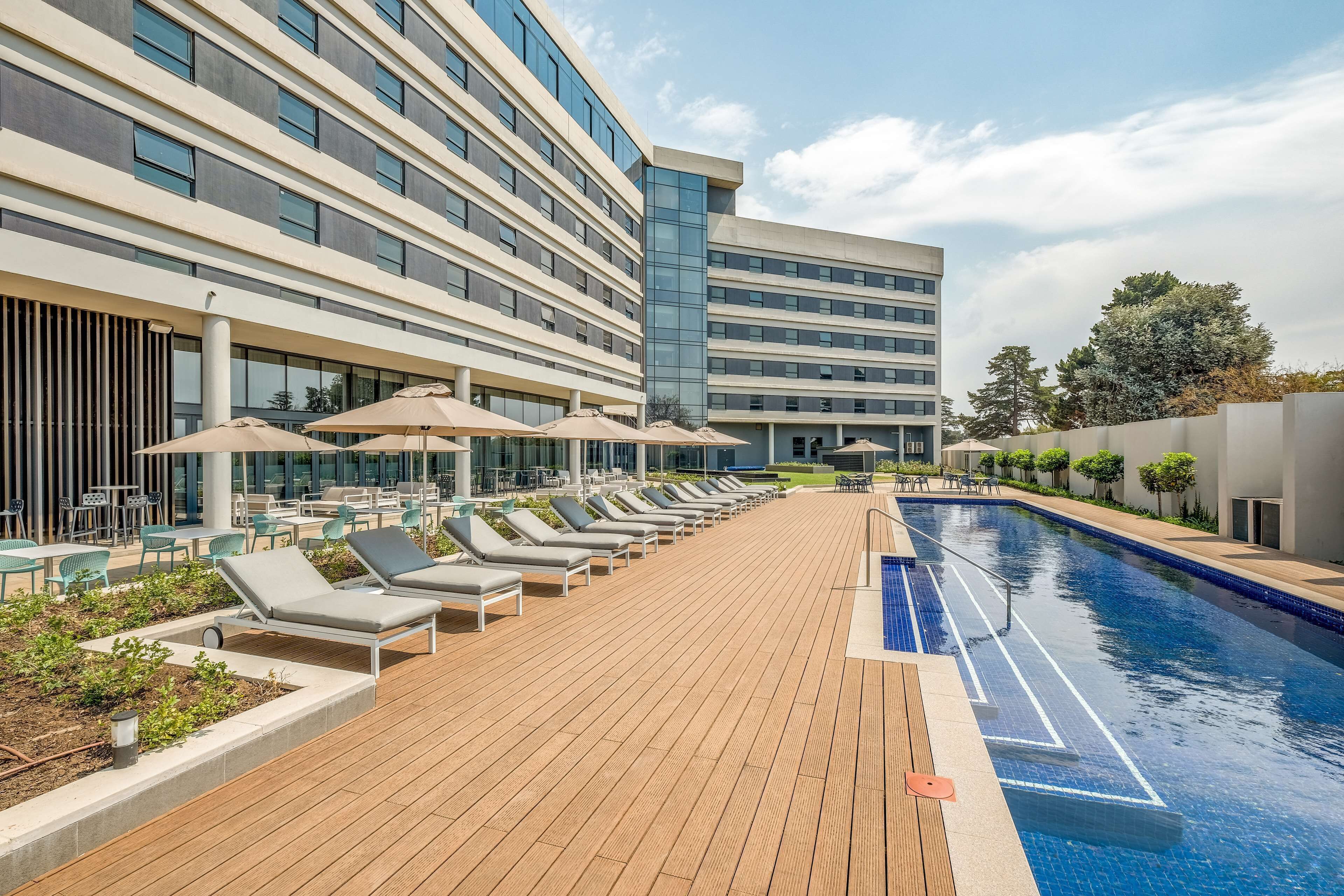 2 binnenzwembaden, een buitenzwembad, ligstoelen bij het zwembad