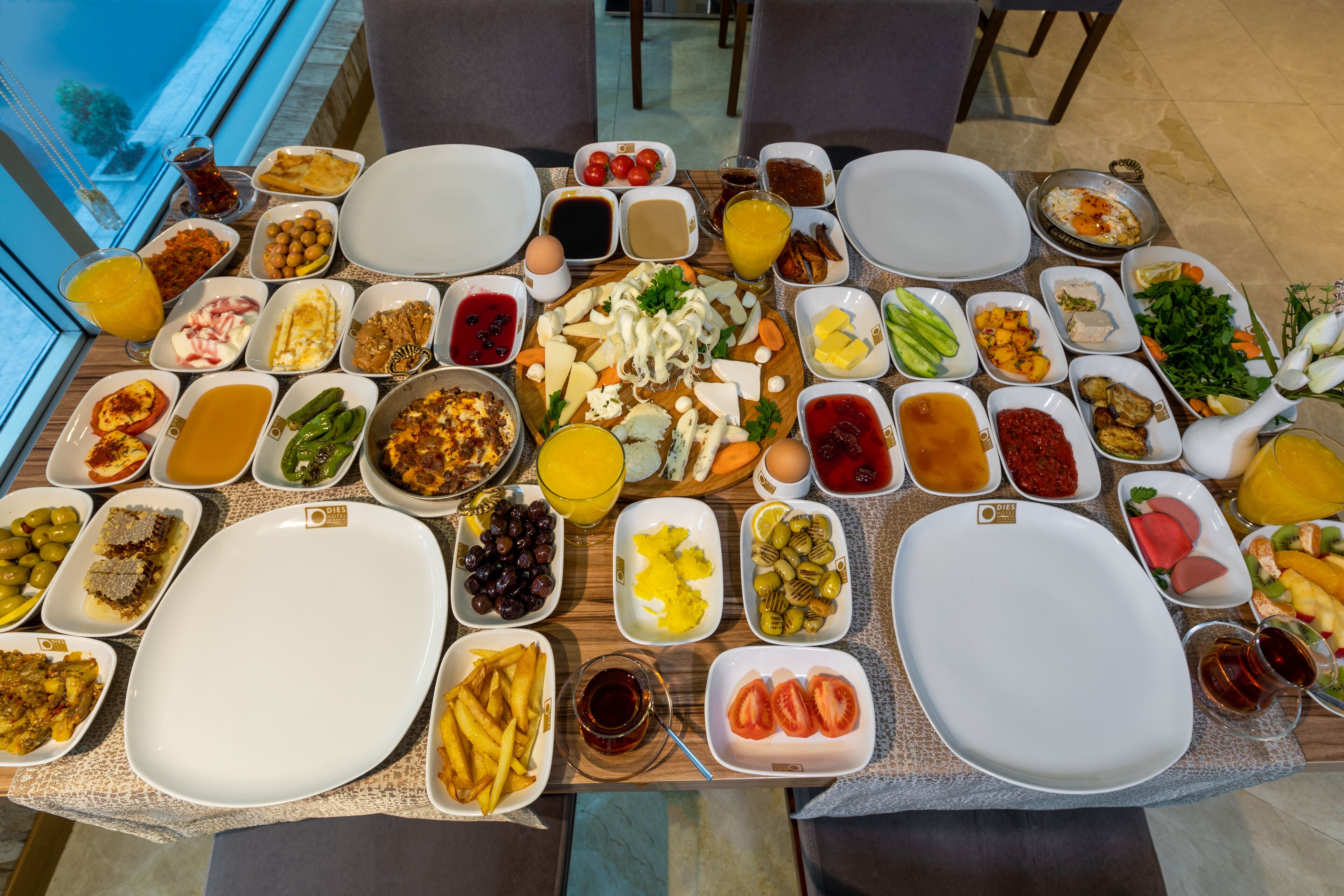 Una mesa servida con diversos platos y bebidas, probablemente para una comida.