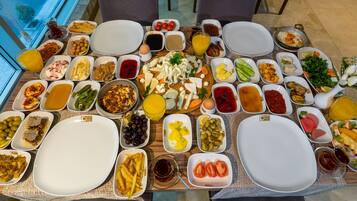 Una mesa servida con diversos platos y bebidas, probablemente para una comida.
