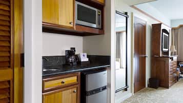 Microwave, coffee/tea maker, cookware/dishes/utensils