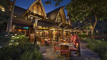 2 restaurants, breakfast, lunch, dinner served; Hawaiian cuisine